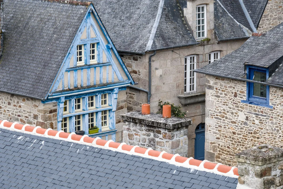 Maisons bretonnes aux toits d'ardoise et façades en granit