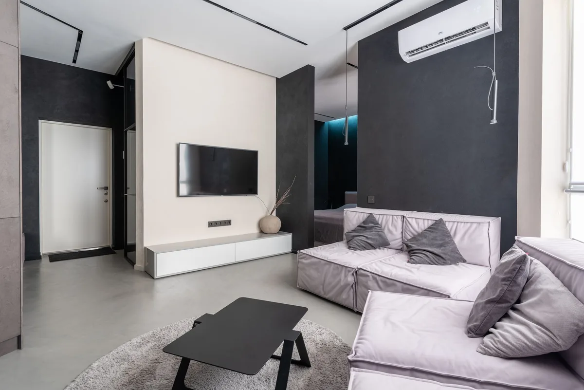 Split mural de pompe à chaleur réversible dans un salon moderne